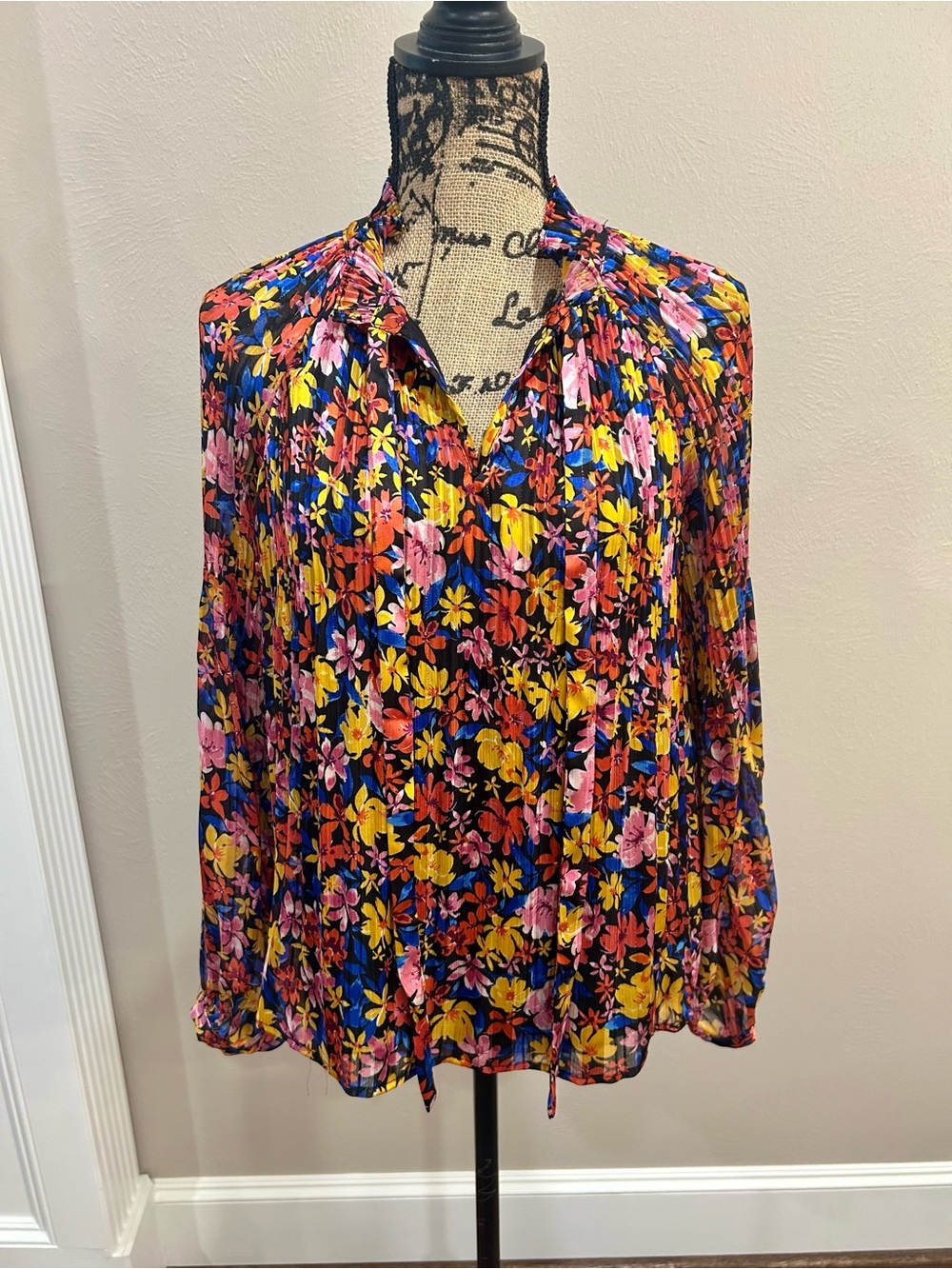 Skies Are Blue Multicolor Floral Pleated V-Neck Blouse size small